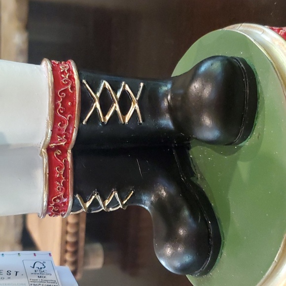 Gorgeous Musical Snowglobe Nutcracker-NWT - Picture 9 of 11